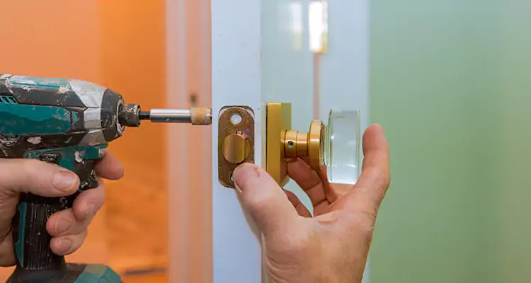 Broken Door Knob Fix in Largo, FL